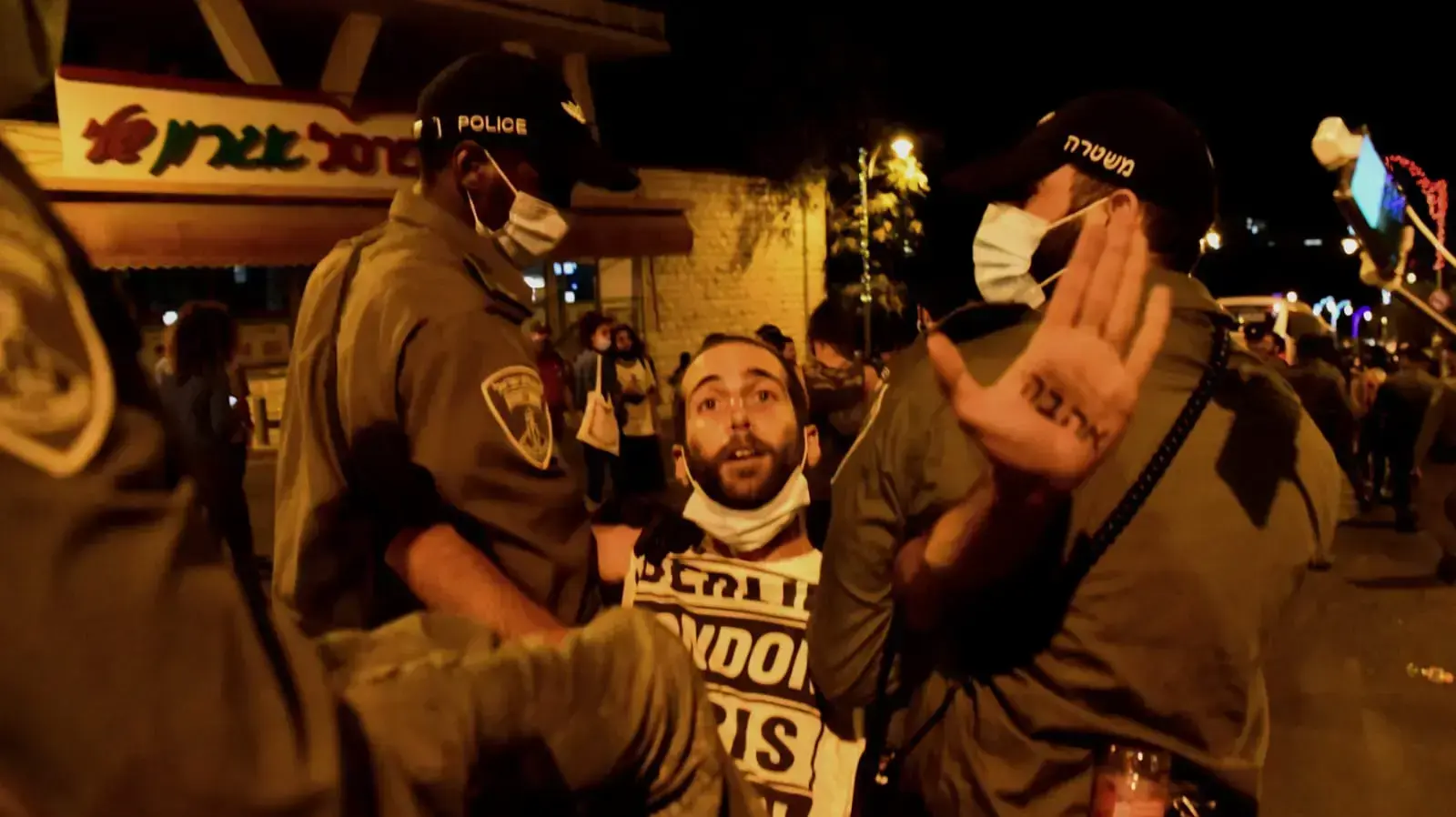 שוטרים עוצרים מפגין במחאה נגד השחיתות וראש הממשלה בנימין נתניהו בירושלים, 2 באוגוסט 2020. שוטרים עוצרים מפגין במחאה נגד השחיתות וראש הממשלה בנימין נתניהו בירושלים, 2 באוגוסט 2020.