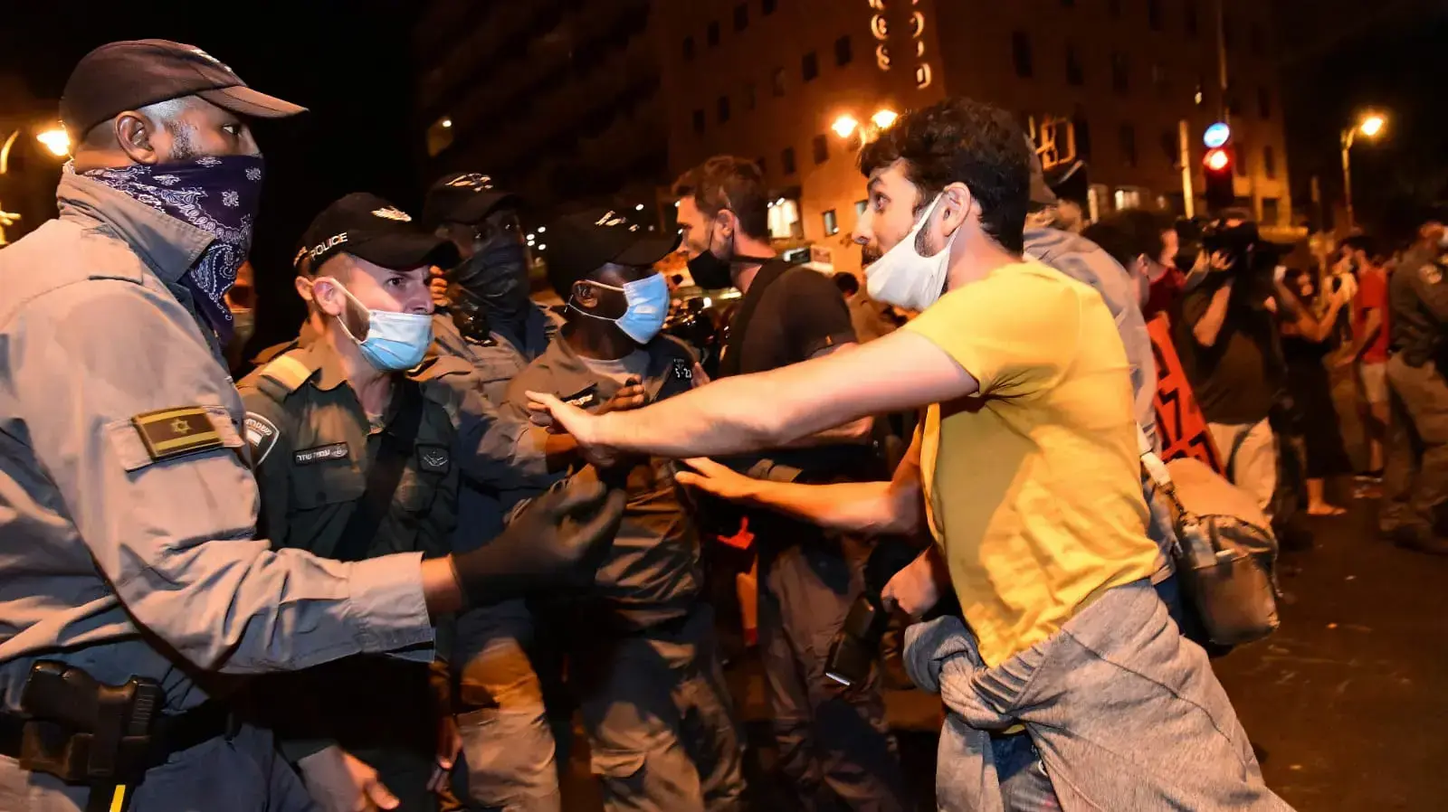 שוטרים עוצרים מפגין במחאה נגד השחיתות וראש הממשלה בנימין נתניהו בירושלים, 2 באוגוסט 2020. שוטרים עוצרים מפגין במחאה נגד השחיתות וראש הממשלה בנימין נתניהו בירושלים, 2 באוגוסט 2020.