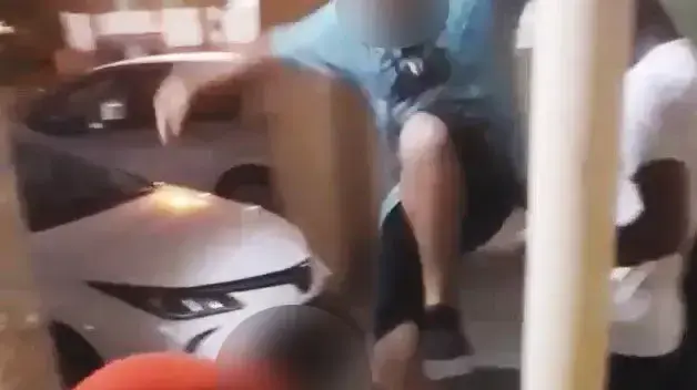 ילדים תוקפים באלימות קשה ילד אחר ילדים תוקפים באלימות קשה ילד אחר