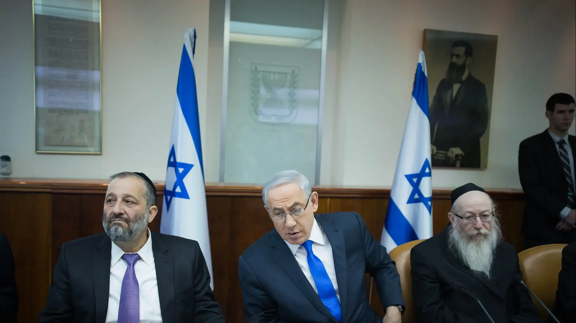 בנימין נתניהו, אריה דרעי ויעקב ליצמן במשרד ראש הממשלה בירושלים. 20 בדצמבר 2015 בנימין נתניהו, אריה דרעי ויעקב ליצמן במשרד ראש הממשלה בירושלים. 20 בדצמבר 2015