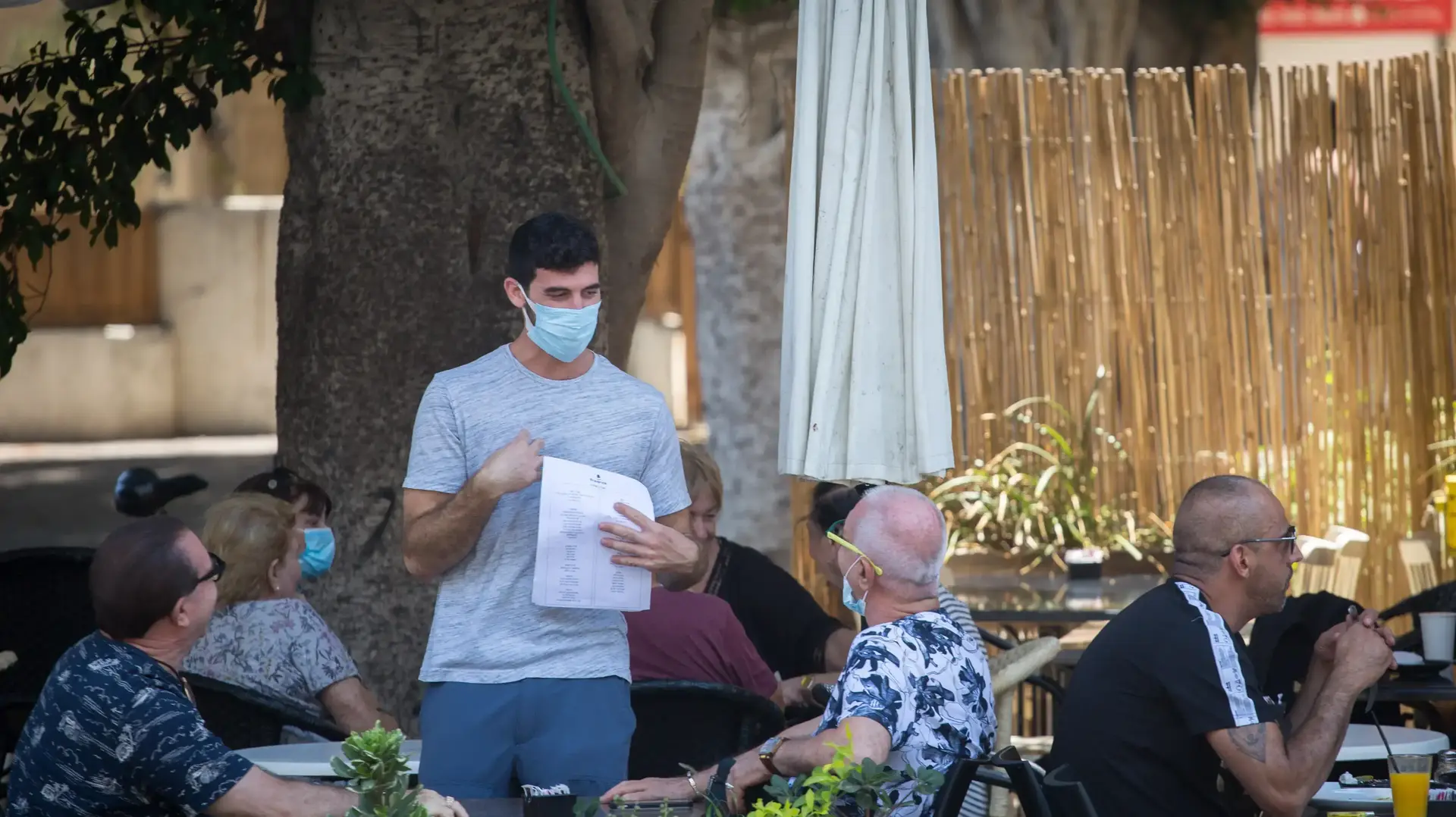 לקוחות במסעדה עוטים מסיכות להתמגנות מפני נגיף הקורונה, תל אביב. 15 ביולי 2020
לקוחות במסעדה עוטים מסיכות להתמגנות מפני נגיף הקורונה, תל אביב. 15 ביולי 2020