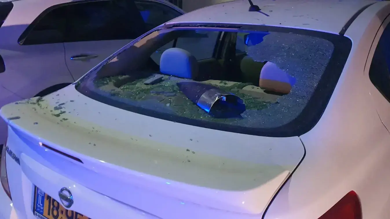 כלי רכב בשדרות שנפגע מרסיסי יירוט של רקטה ששוגרה מרצועת עזה לישראל. 02 באוגוסט 2020. כלי רכב בשדרות שנפגע מרסיסי יירוט של רקטה ששוגרה מרצועת עזה לישראל. 02 באוגוסט 2020.