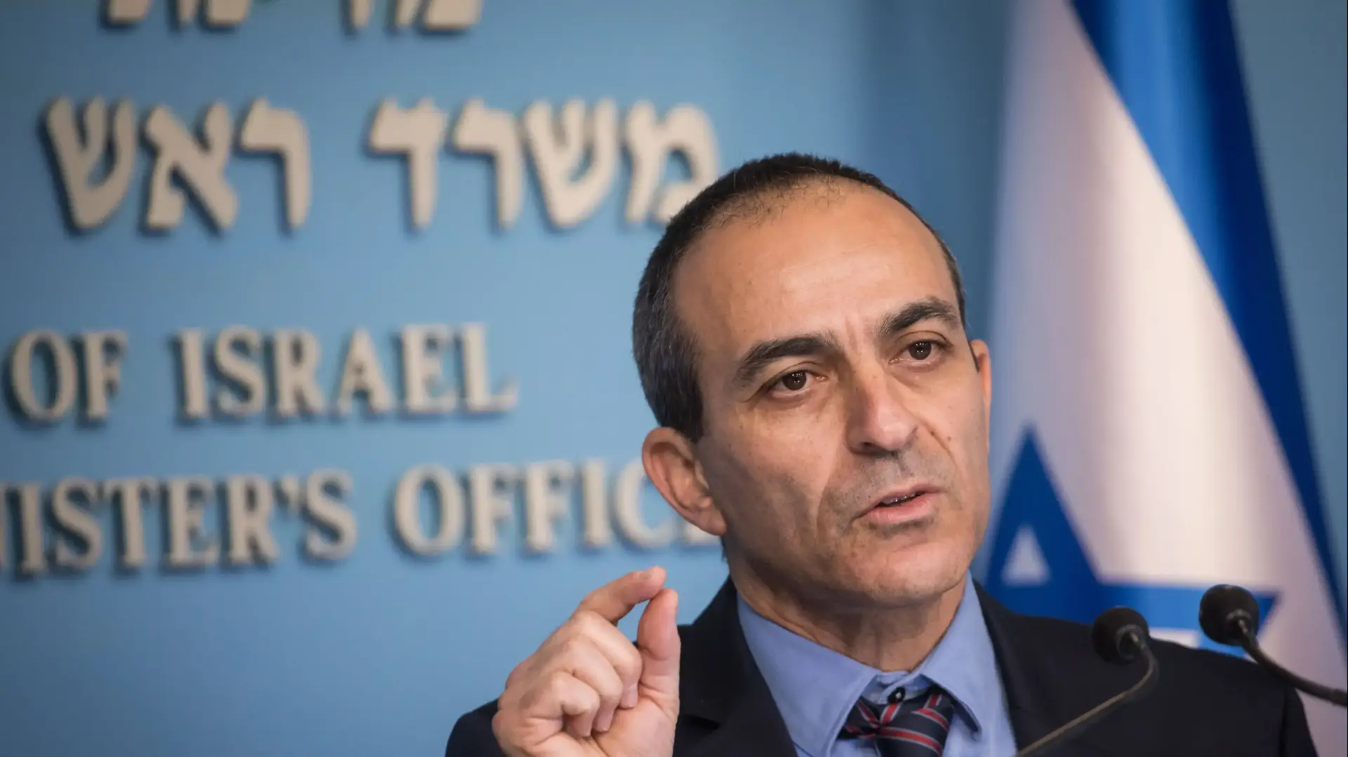 פרופ' רוני גמזו מציג את המלצותיו לסל הבריאות במסיבת עיתונאים במשרד ראש הממשלה בירושלים. 29 בדצמבר 2017
פרופ' רוני גמזו מציג את המלצותיו לסל הבריאות במסיבת עיתונאים במשרד ראש הממשלה בירושלים. 29 בדצמבר 2017