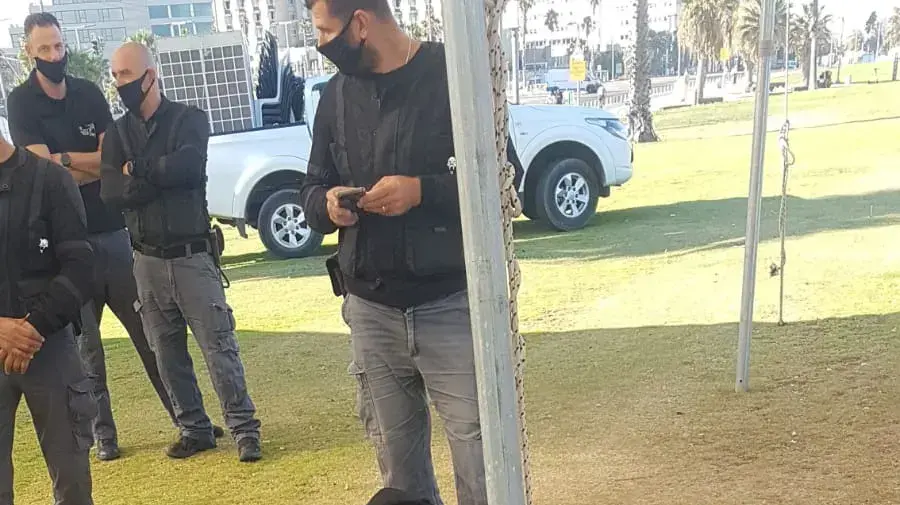 יו"ר התנועה לאיכות השלטון אליעד שרגא קשור למאהל המחאה של התנועה בגן צ'ארלס קלור בתל אביב בניסיון למנוע את פירוקו על ידי העירייה. 03 באוגוסט 2020 יו"ר התנועה לאיכות השלטון אליעד שרגא קשור למאהל המחאה של התנועה בגן צ'ארלס קלור בתל אביב בניסיון למנוע את פירוקו על ידי העירייה. 03 באוגוסט 2020