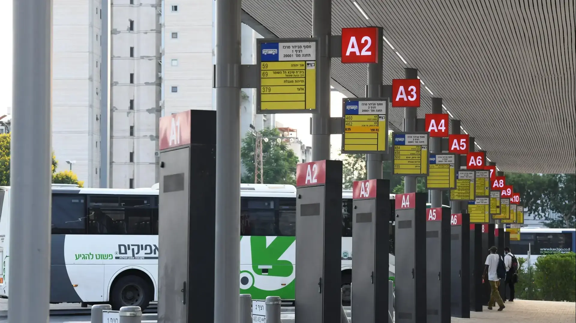 תחנת אוטובוס, מסוף סבידור, תל אביב, 28 ביולי 2020
