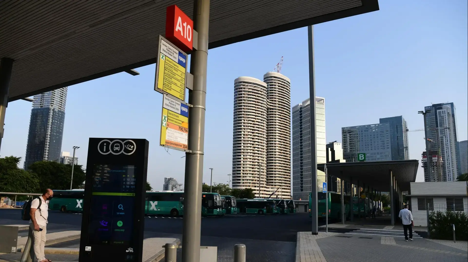 תחנת אוטובוס, מסוף סבידור, תל אביב, 28 ביולי 2020