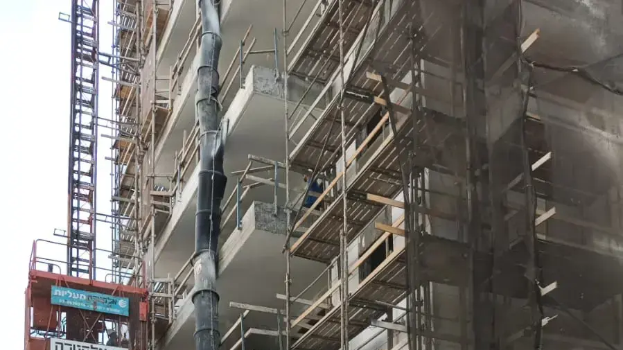 זירת התאונה בה נהרג פועל לאחר שנפל מגובה ברחובות הנשיא/לבוצקין בחדרה. 04 באוגוסט 2020.