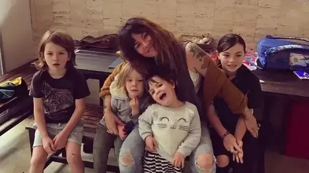 קונסטנס הול מספרת על ה"מציאות של ההורות"