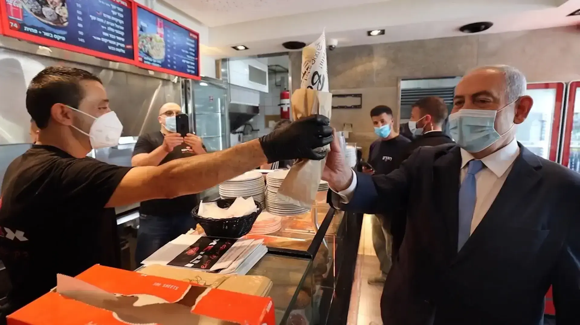 ראש הממשלה, בנימין נתניהו במהלך ביקורו בפלאפל ברמלה 4 באוגוסט 2020 ראש הממשלה, בנימין נתניהו במהלך ביקורו בפלאפל ברמלה 4 באוגוסט 2020