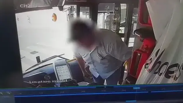 תיעוד: נהג אוטובוס תוקף נהג אוטובוס אחר בלב ת"א
4.8.20