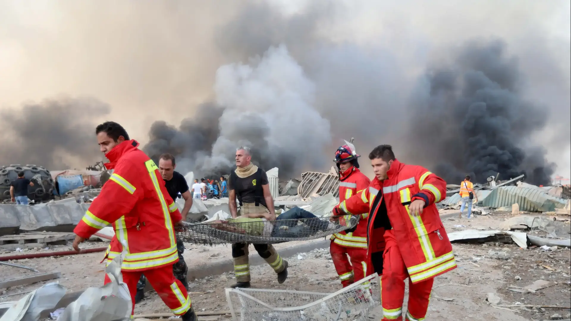 פינוי פצוע בעקבות הפיצוץ העז שפקד את נמל ביירות, לבנון 4 באוגוסט 2020 פינוי פצוע בעקבות הפיצוץ העז שפקד את נמל ביירות, לבנון 4 באוגוסט 2020