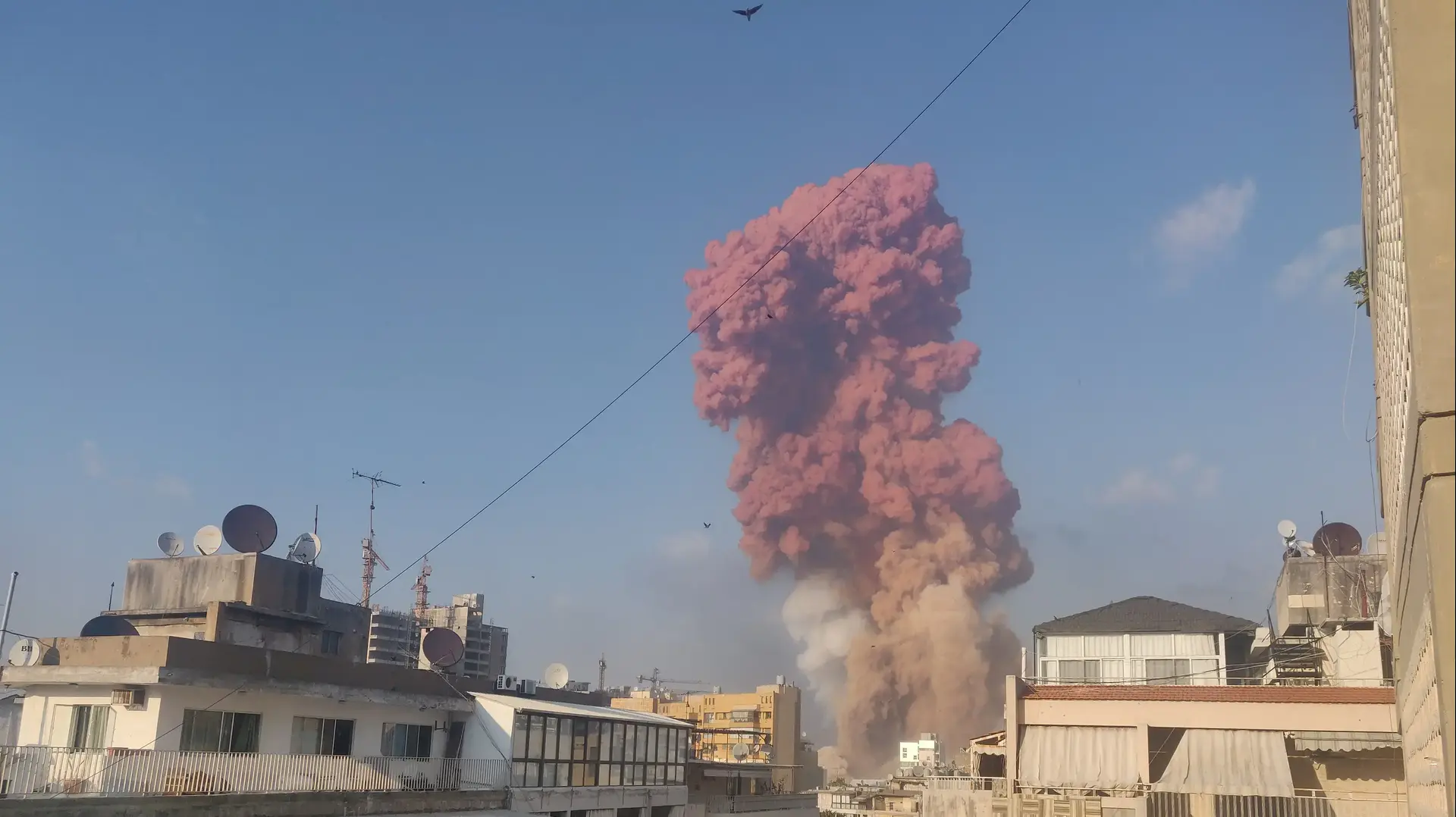 זירת הפיצוץ העז שפקד את נמל ביירות, לבנון 4 באוגוסט 2020 זירת הפיצוץ העז שפקד את נמל ביירות, לבנון 4 באוגוסט 2020