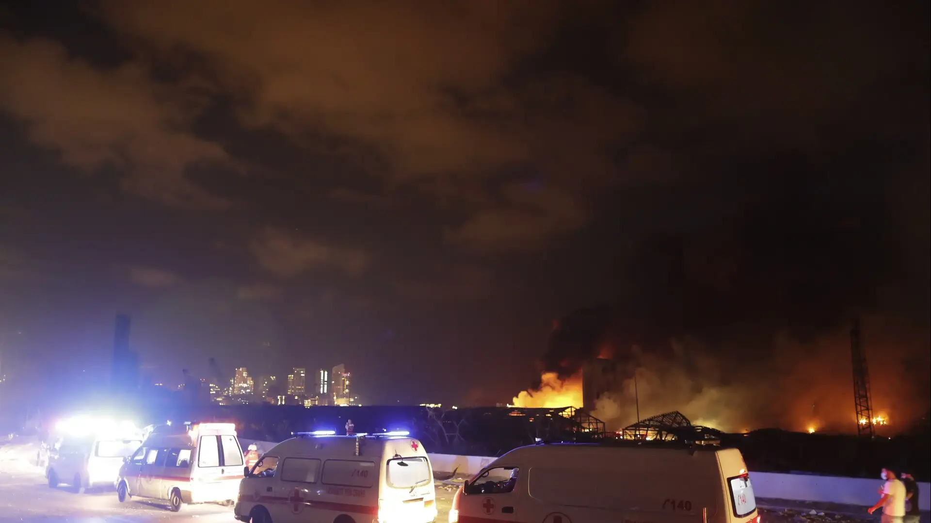 אמבולנסים בזירת הפיצוץ העז שפקד את נמל ביירות, לבנון 4 באוגוסט 2020 אמבולנסים בזירת הפיצוץ העז שפקד את נמל ביירות, לבנון 4 באוגוסט 2020