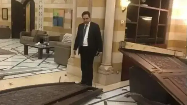 משרדו של ראש ממשלת לבנון חסן דיאב בביירות לאחר הפיצוץ שאירע בנמל בעיר. 04 באוגוסט 2020 משרדו של ראש ממשלת לבנון חסן דיאב בביירות לאחר הפיצוץ שאירע בנמל בעיר. 04 באוגוסט 2020