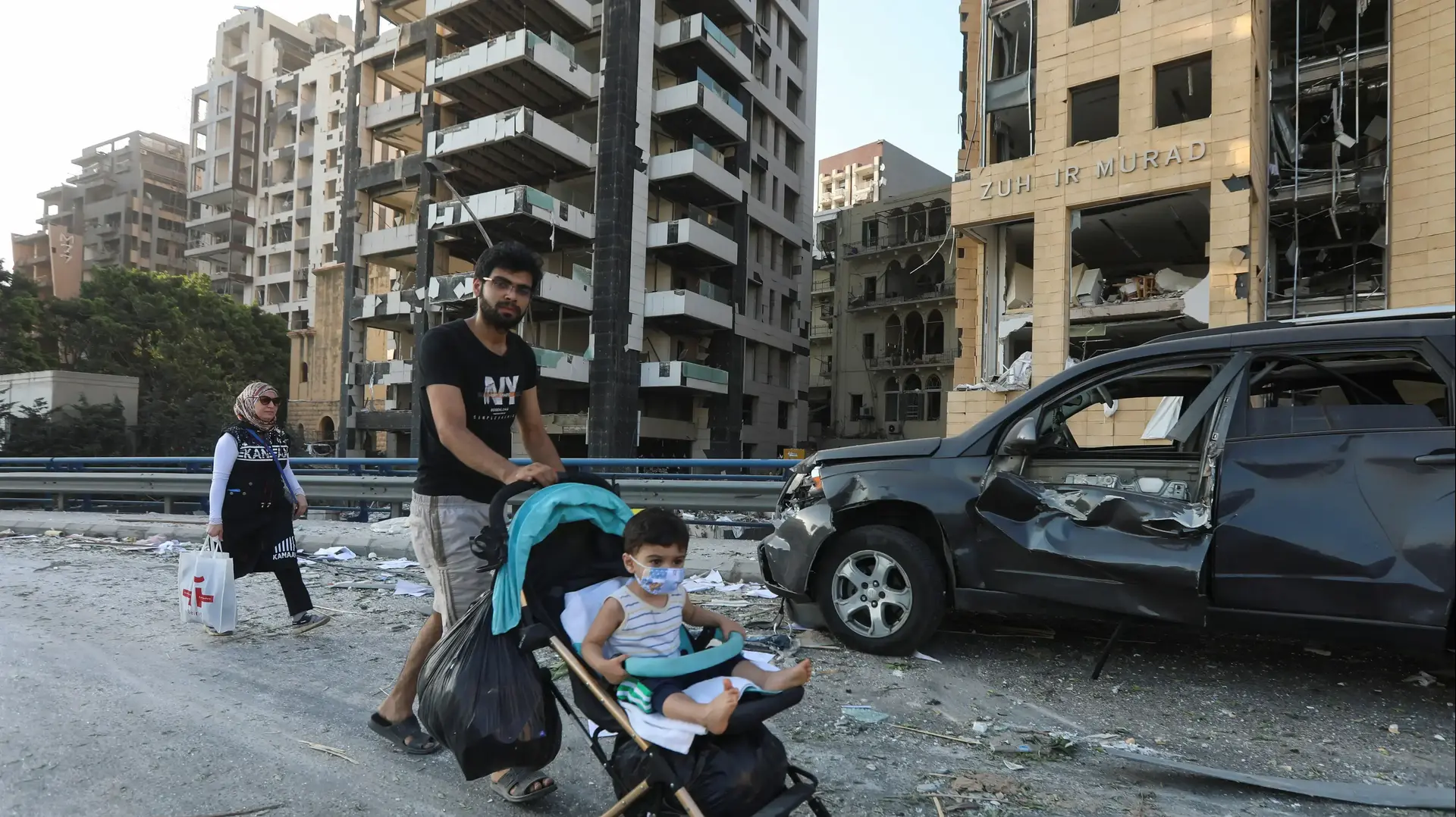 אב ובנו מהלכים בין הריסות הפיצוץ בביירות, לבנון - 5 לאוגוסט 2020 אב ובנו מהלכים בין הריסות הפיצוץ בביירות, לבנון - 5 לאוגוסט 2020