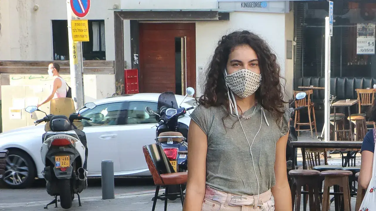 שלומית מלכה עם מסיכה ברחוב שלומית מלכה עם מסיכה ברחוב