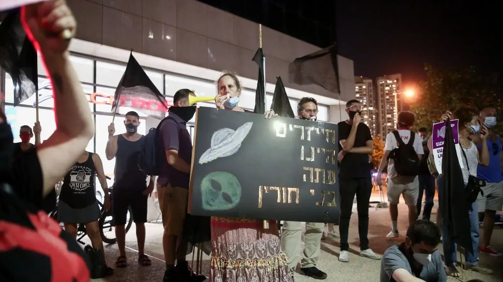 הפגנה מול ביתו של השר לביטחון פנים אמיר אוחנה, תל אביב, 5 באוגוסט 2020 הפגנה מול ביתו של השר לביטחון פנים אמיר אוחנה, תל אביב, 5 באוגוסט 2020