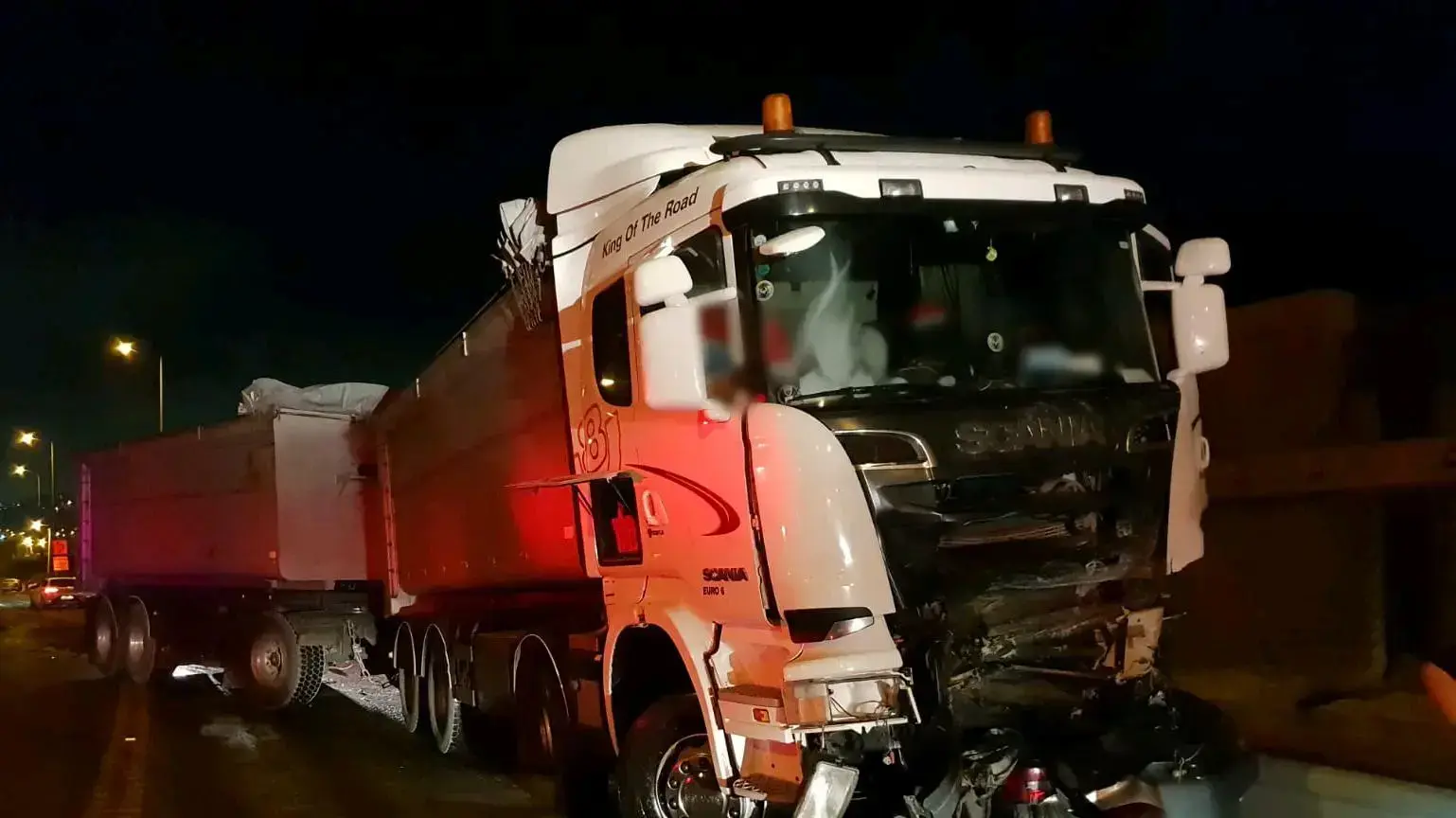 רכב נלכד מתחת למשאית בתאונת דרכים בכביש 70 סמוך לציפורי. 06 באוגוסט 2020. רכב נלכד מתחת למשאית בתאונת דרכים בכביש 70 סמוך לציפורי. 06 באוגוסט 2020.