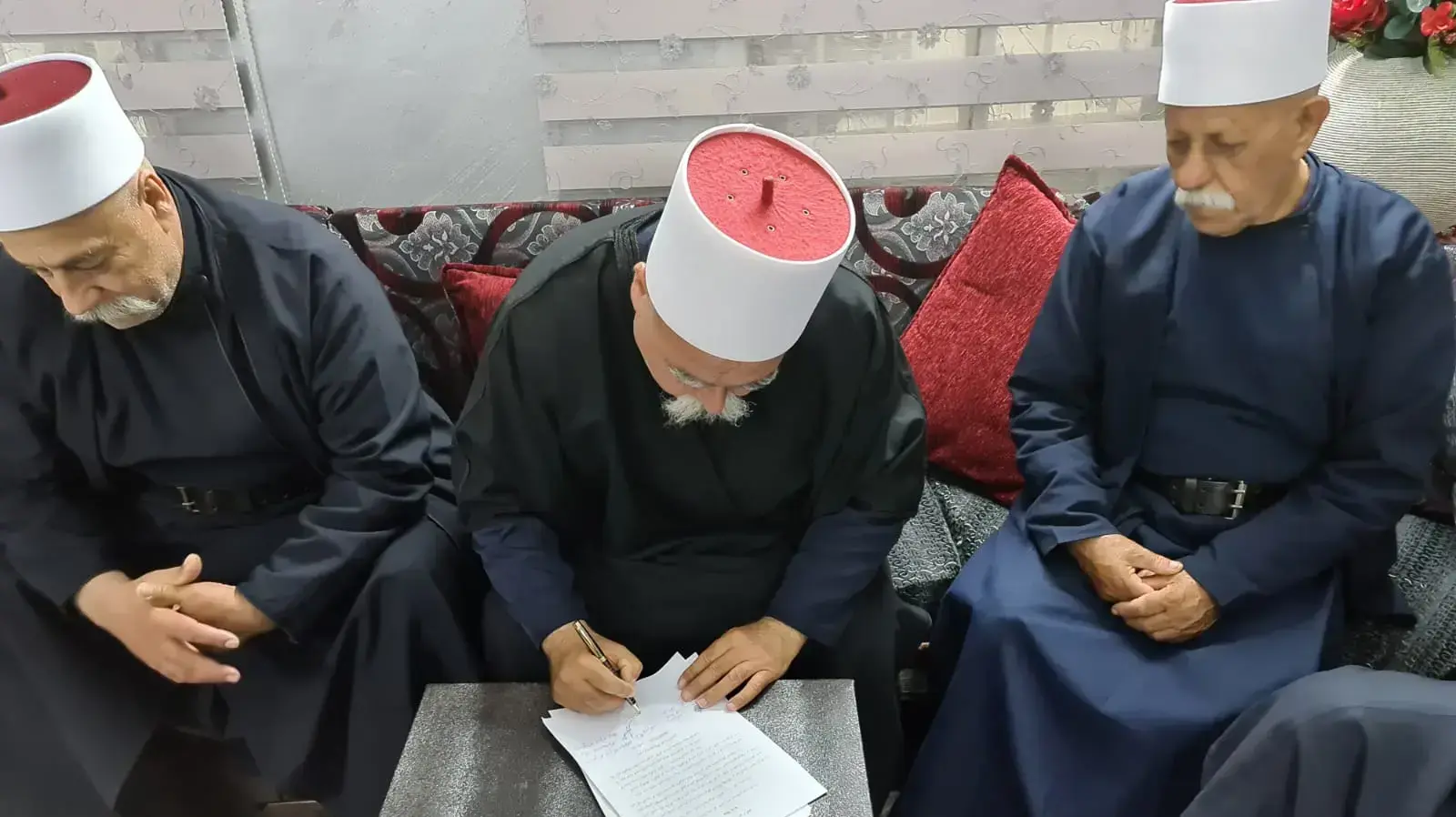 השיח' מואפק טריף חותם על כתב הסולחה לאחר רצח נג'יב עבדאללה בכיסרא, יוני 2020 השיח' מואפק טריף חותם על כתב הסולחה לאחר רצח נג'יב עבדאללה בכיסרא, יוני 2020