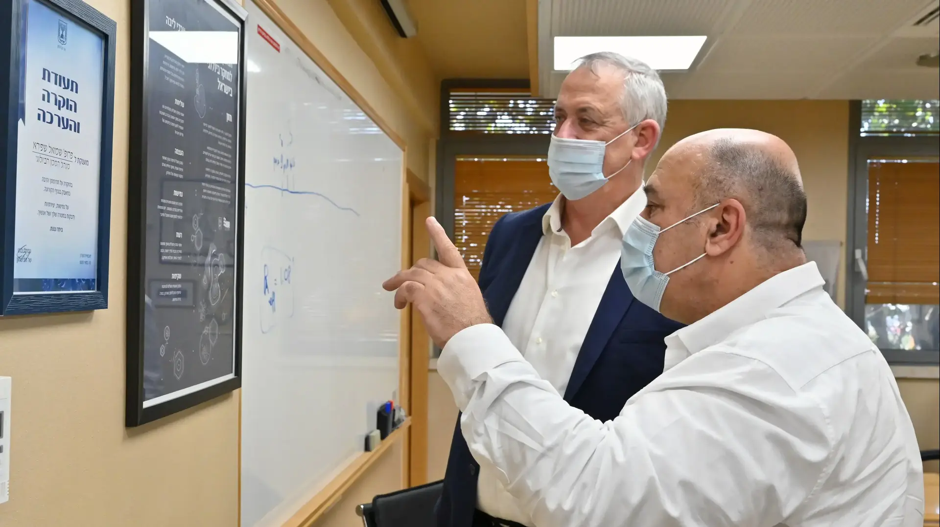 שר הביטחון, בני גנץ, ביקר במכון הביולוגי, ביחד עם מנהל המכון, פרופ' שמואל שפירא, ועוזר השר להתגוננות. במהלך הביקור הוצגו לשר ההתקדמויות בפיתוח החיסון והנוגדן לקורונה. 6 באוגוסט 2020 שר הביטחון, בני גנץ, ביקר במכון הביולוגי, ביחד עם מנהל המכון, פרופ' שמואל שפירא, ועוזר השר להתגוננות. במהלך הביקור הוצגו לשר ההתקדמויות בפיתוח החיסון והנוגדן לקורונה. 6 באוגוסט 2020