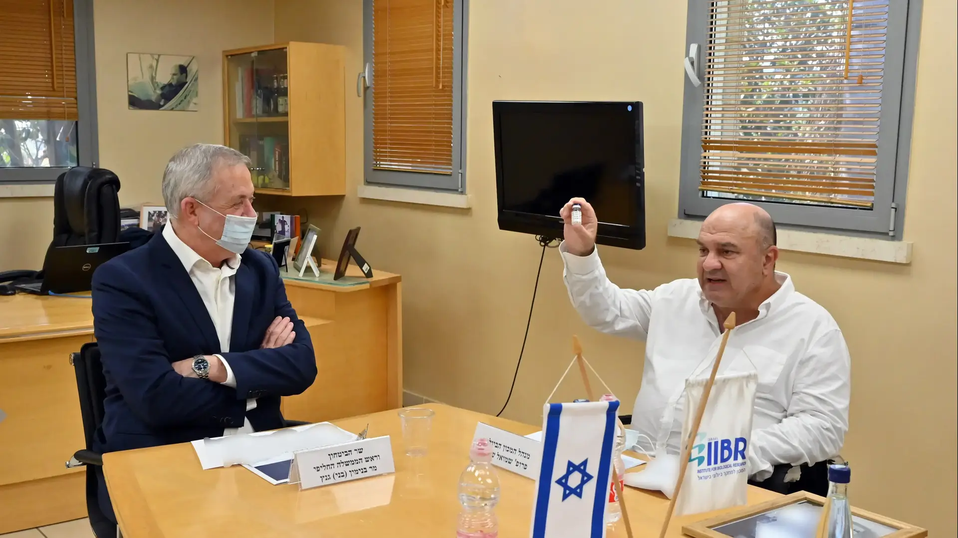 שר הביטחון, בני גנץ, ביקר במכון הביולוגי, ביחד עם מנהל המכון, פרופ' שמואל שפירא, ועוזר השר להתגוננות. במהלך הביקור הוצגו לשר ההתקדמויות בפיתוח החיסון והנוגדן לקורונה. 6 באוגוסט 2020 שר הביטחון, בני גנץ, ביקר במכון הביולוגי, ביחד עם מנהל המכון, פרופ' שמואל שפירא, ועוזר השר להתגוננות. במהלך הביקור הוצגו לשר ההתקדמויות בפיתוח החיסון והנוגדן לקורונה. 6 באוגוסט 2020