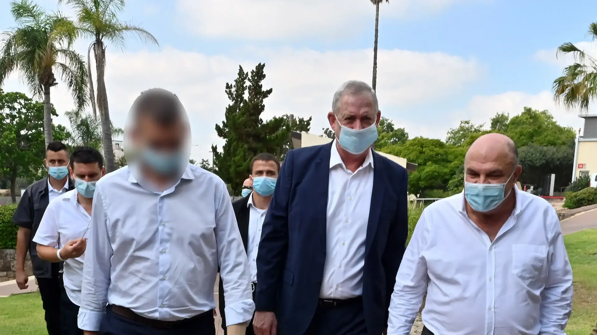 שר הביטחון, בני גנץ, ביקר במכון הביולוגי, ביחד עם מנהל המכון, פרופ' שמואל שפירא, ועוזר השר להתגוננות. במהלך הביקור הוצגו לשר ההתקדמויות בפיתוח החיסון והנוגדן לקורונה. 6 באוגוסט 2020 שר הביטחון, בני גנץ, ביקר במכון הביולוגי, ביחד עם מנהל המכון, פרופ' שמואל שפירא, ועוזר השר להתגוננות. במהלך הביקור הוצגו לשר ההתקדמויות בפיתוח החיסון והנוגדן לקורונה. 6 באוגוסט 2020