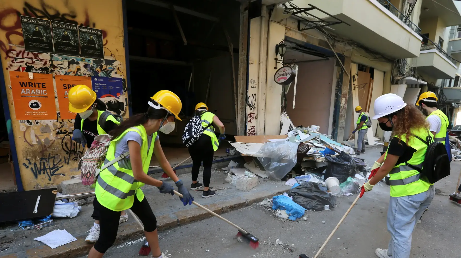תושבים בביירות מנקים את ההרס ברחובות, לאחר הפיצוץ בנמל. 7 באוגוסט 2020. תושבים בביירות מנקים את ההרס ברחובות, לאחר הפיצוץ בנמל. 7 באוגוסט 2020.