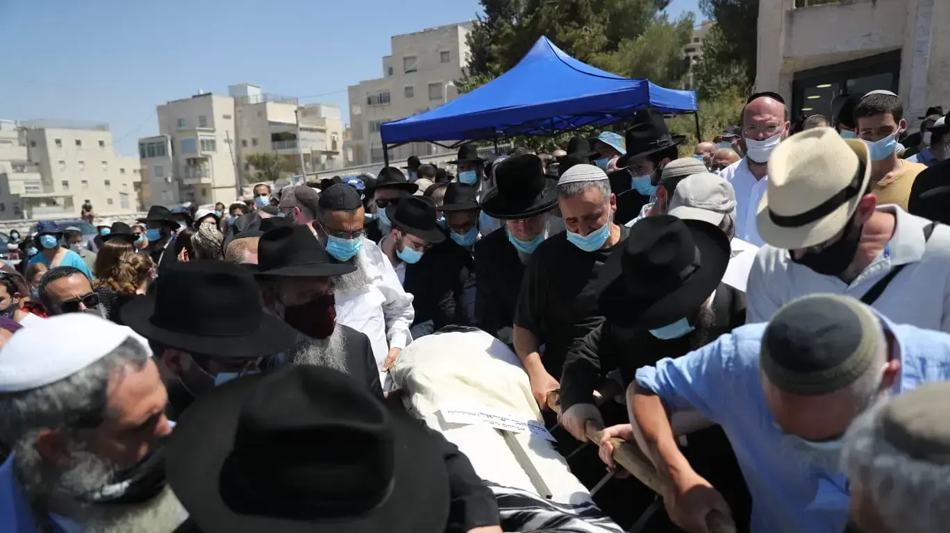 הרב עדין שטיינזלץ שהלך לעולמו בגיל 83 מובא למנוחות, הר הזיתים, ירושלים. 07 באוגוסט 2020 הרב עדין שטיינזלץ שהלך לעולמו בגיל 83 מובא למנוחות, הר הזיתים, ירושלים. 07 באוגוסט 2020