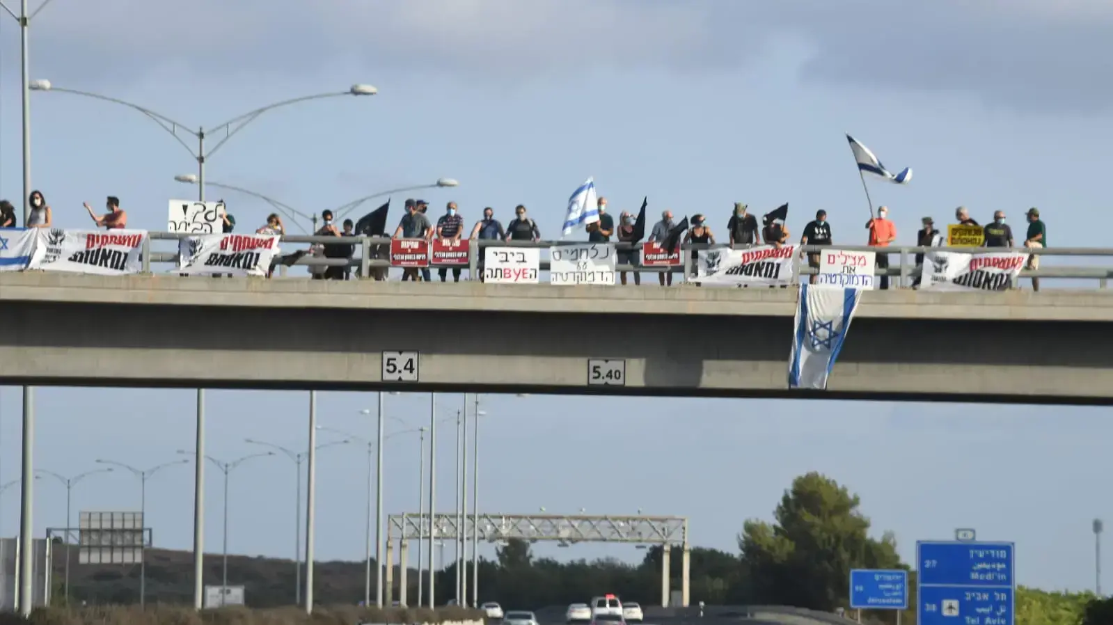 הפגנת הדגלים השחורים כנגד השחיתות השלטונית באחד מהגשרים בכביש 6 8 באוגוסט 2020 הפגנת הדגלים השחורים כנגד השחיתות השלטונית באחד מהגשרים בכביש 6 8 באוגוסט 2020