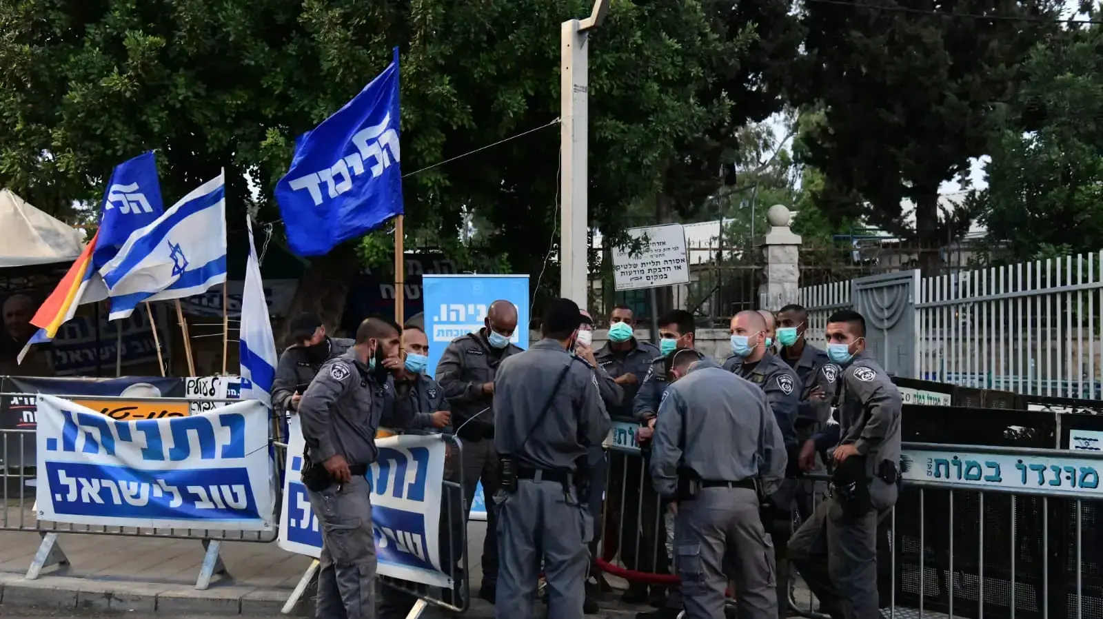 שוטרים במהלך הפגנת הדגלים השחורים כנגד השחיתות השלטונית מול מעון רה"מ בירושלים 8 באוגוסט 2020 שוטרים במהלך הפגנת הדגלים השחורים כנגד השחיתות השלטונית מול מעון רה"מ בירושלים 8 באוגוסט 2020
