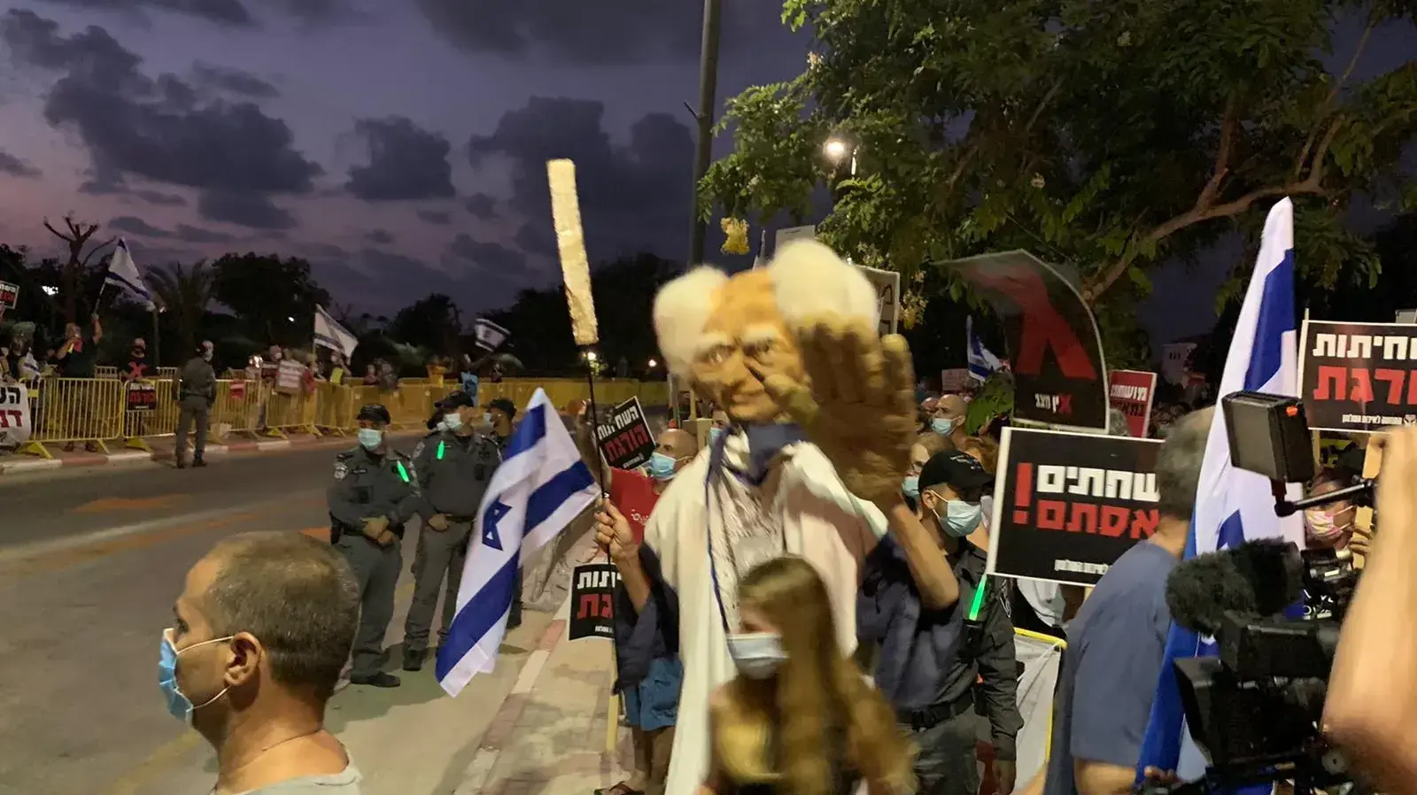 הפגנת הדגלים השחורים כנגד השחיתות השלטונית מול מעון רה"מ בקיסריה 8 באוגוסט 2020 הפגנת הדגלים השחורים כנגד השחיתות השלטונית מול מעון רה"מ בקיסריה 8 באוגוסט 2020