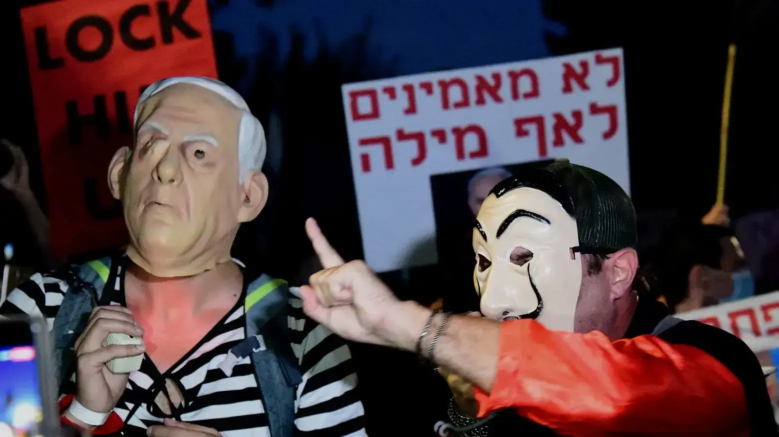 הפגנת הדגלים השחורים כנגד השחיתות השלטונית מול מעון רה"מ בקיסריה 8 באוגוסט 2020 הפגנת הדגלים השחורים כנגד השחיתות השלטונית מול מעון רה"מ בקיסריה 8 באוגוסט 2020