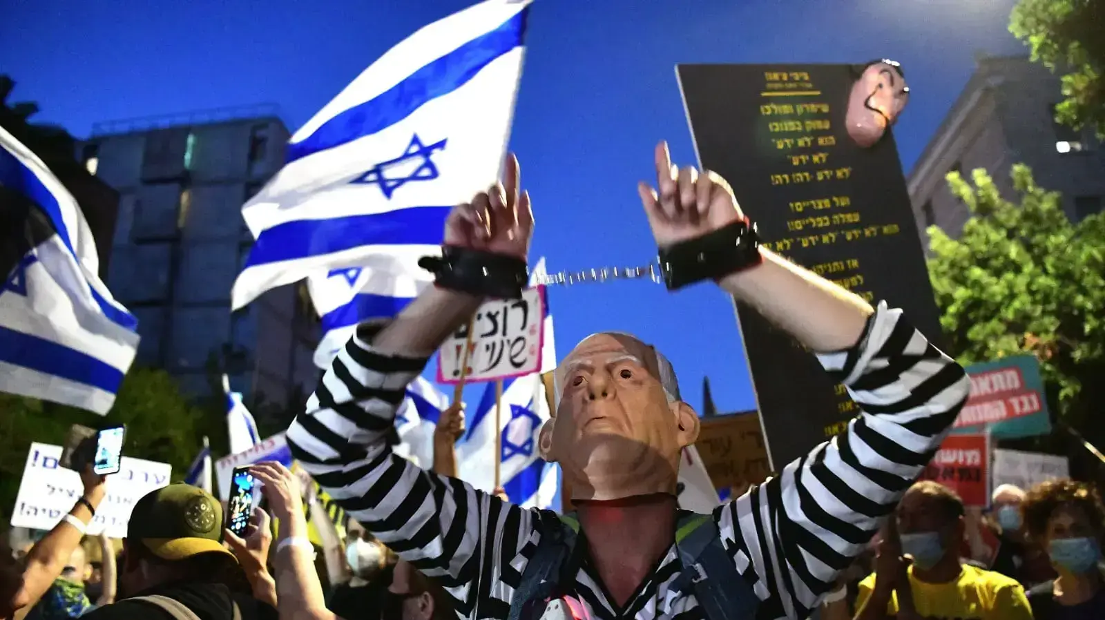 הפגנת הדגלים השחורים כנגד השחיתות השלטונית מול מעון רה"מ בקיסריה 8 באוגוסט 2020 הפגנת הדגלים השחורים כנגד השחיתות השלטונית מול מעון רה"מ בקיסריה 8 באוגוסט 2020