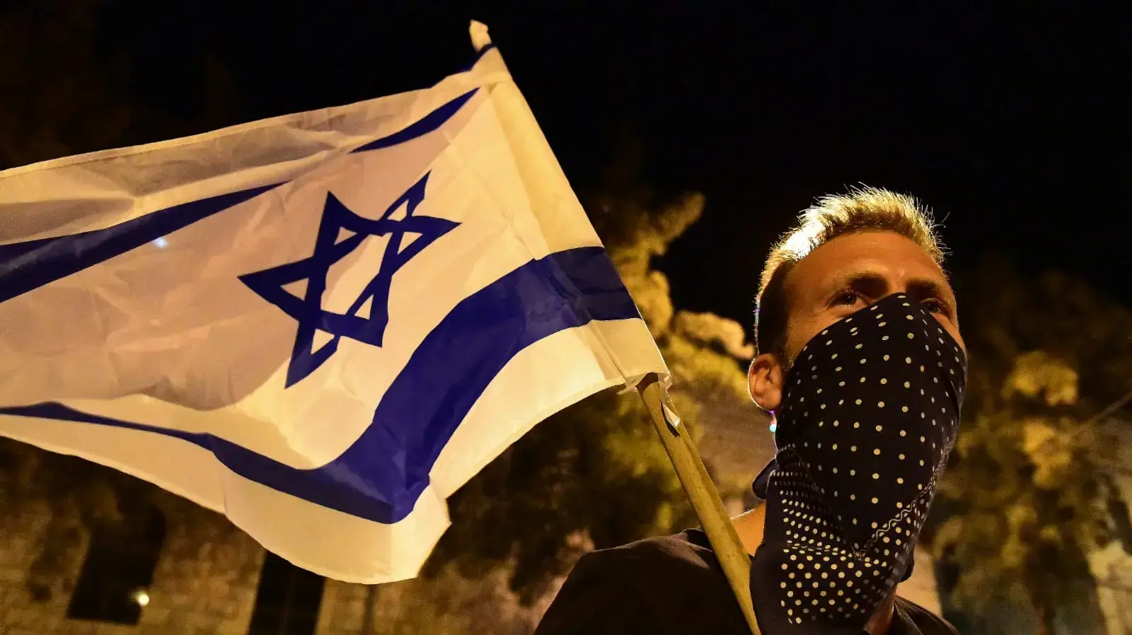 אדם במהלך הפגנת הדגלים השחורים כנגד השחיתות השלטונית מול מעון רה"מ, ירושלים 8 באוגוסט 2020 אדם במהלך הפגנת הדגלים השחורים כנגד השחיתות השלטונית מול מעון רה"מ, ירושלים 8 באוגוסט 2020