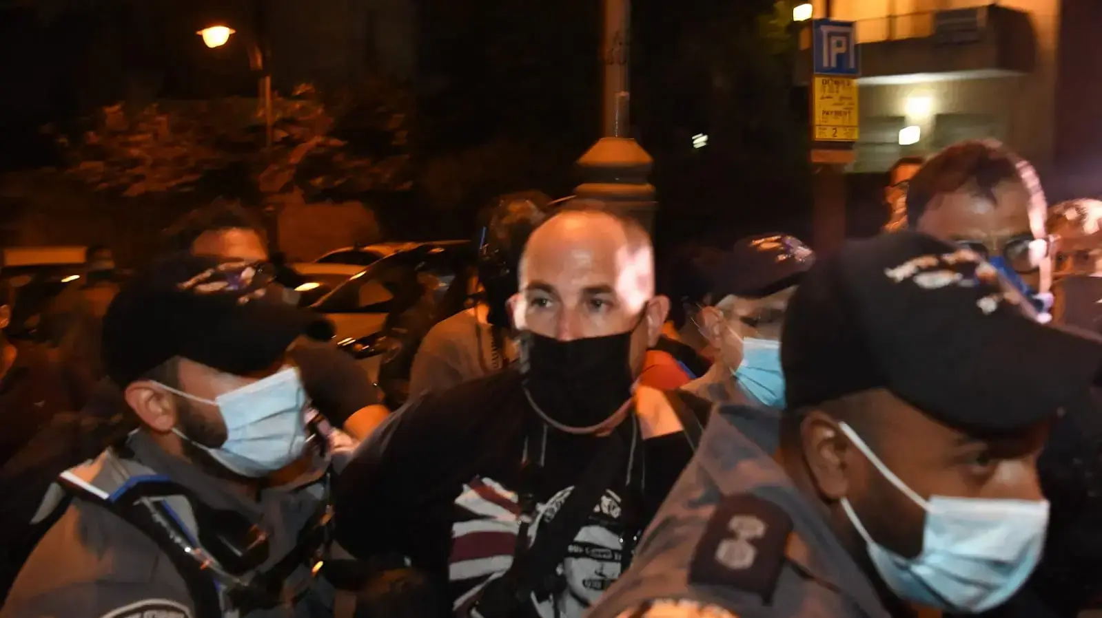 מעצר צלם "הארץ" אוהד צויגנברג בהפגנה בבלפור - 9 לאוגוסט 2020 מעצר צלם "הארץ" אוהד צויגנברג בהפגנה בבלפור - 9 לאוגוסט 2020