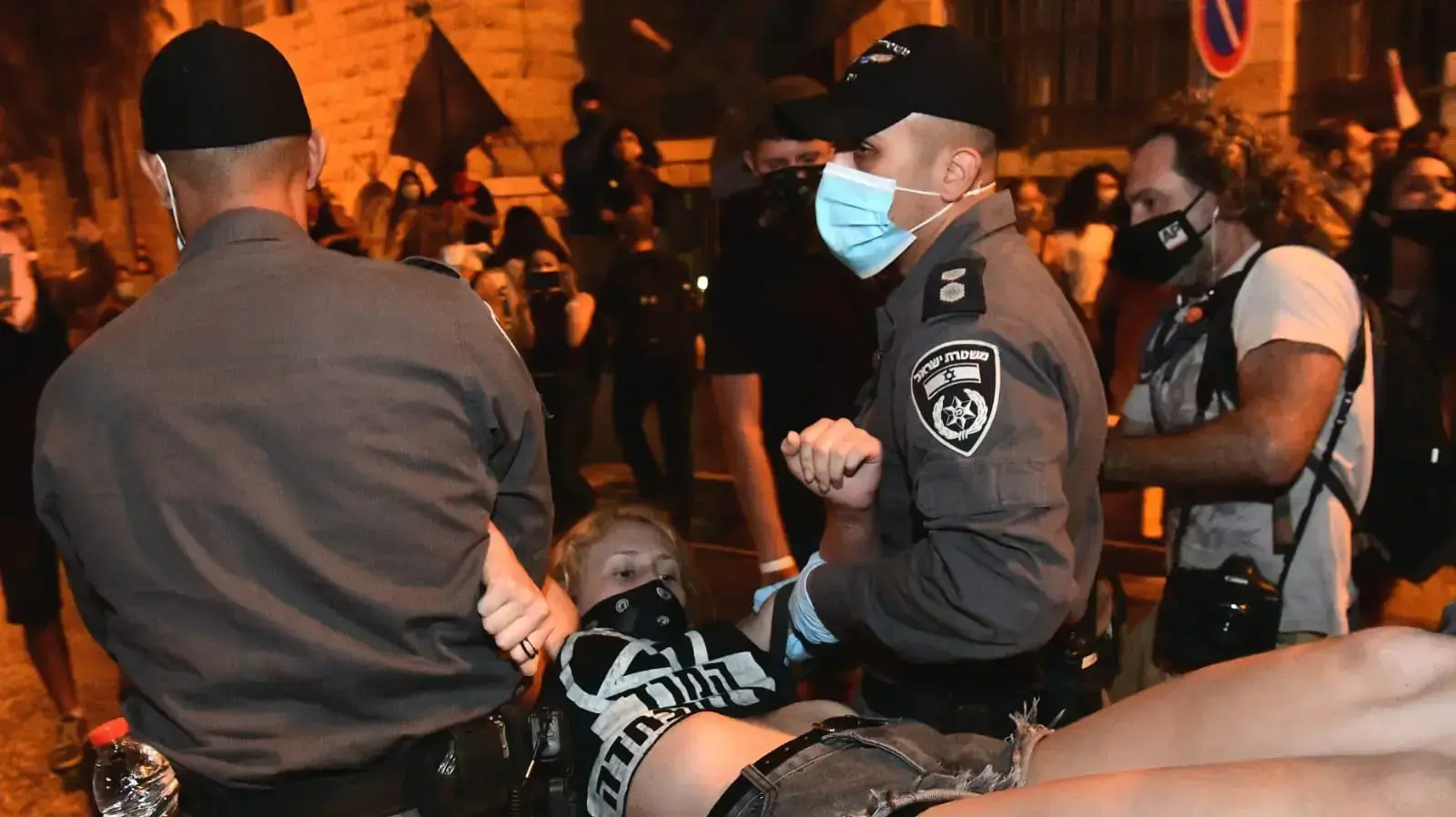 פינוי מפגינים מהמחאה מול בית ראש הממשלה נתניהו בירושלים - 9 לאוגוסט 2020 פינוי מפגינים מהמחאה מול בית ראש הממשלה נתניהו בירושלים - 9 לאוגוסט 2020