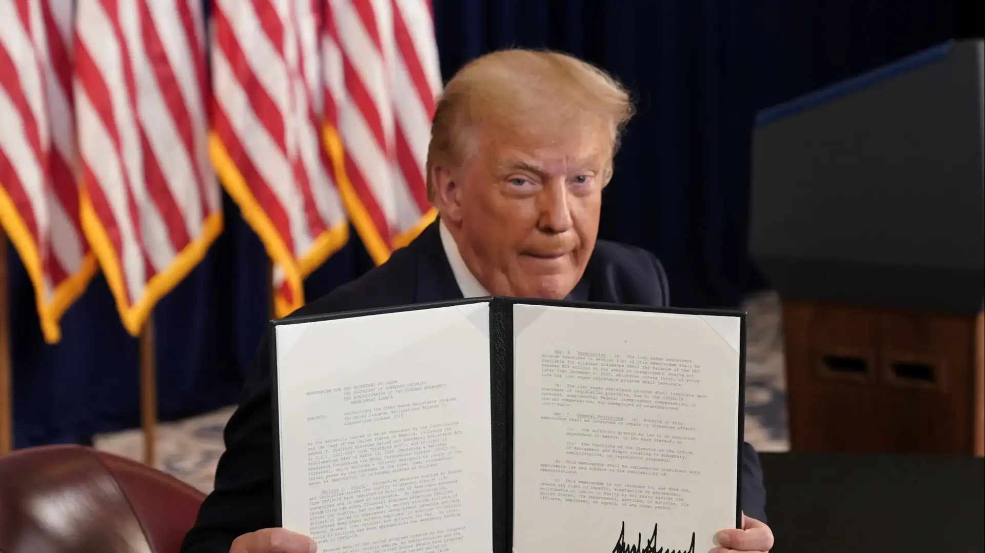 נשיא ארצות הברית דונלד טראמפ מציג את הצווים הכלכליים עליהם חתם, 8 באוגוסט 2020 נשיא ארצות הברית דונלד טראמפ מציג את הצווים הכלכליים עליהם חתם, 8 באוגוסט 2020