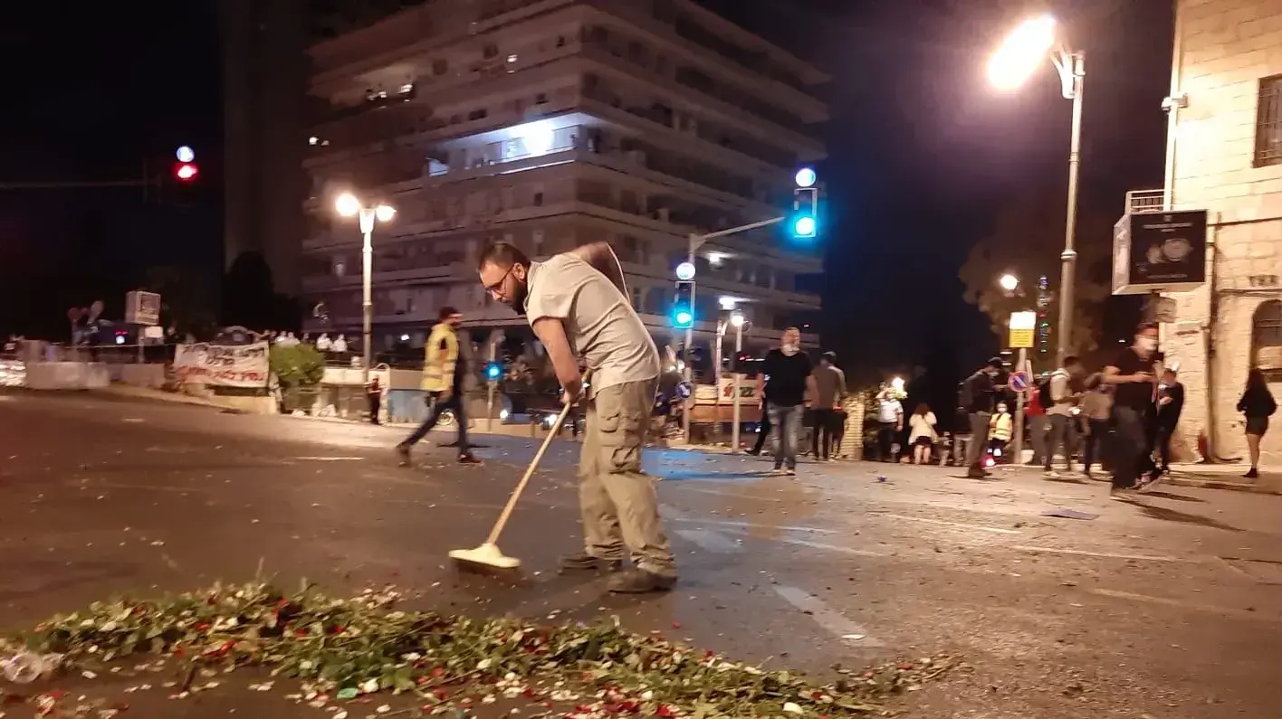 מפגין מנקה בבלפור אחרי ההפגנה, 8 באוגוסט 2020 מפגין מנקה בבלפור אחרי ההפגנה, 8 באוגוסט 2020