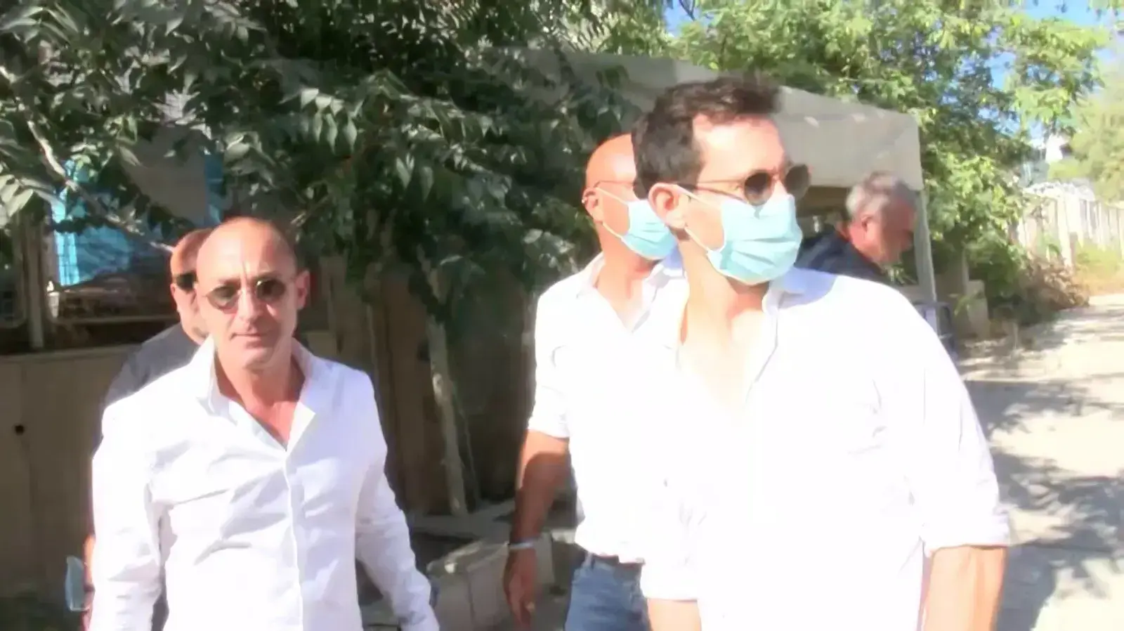 עברי לידר וגיא בסר עם כניסתם למשרד רה"מ לקראת פגישת נציגי עולם התרבות עם ראש הממשלה, בנימין נתניהו 9 באוגוסט 2020
עברי לידר וגיא בסר עם כניסתם למשרד רה"מ לקראת פגישת נציגי עולם התרבות עם ראש הממשלה, בנימין נתניהו 9 באוגוסט 2020