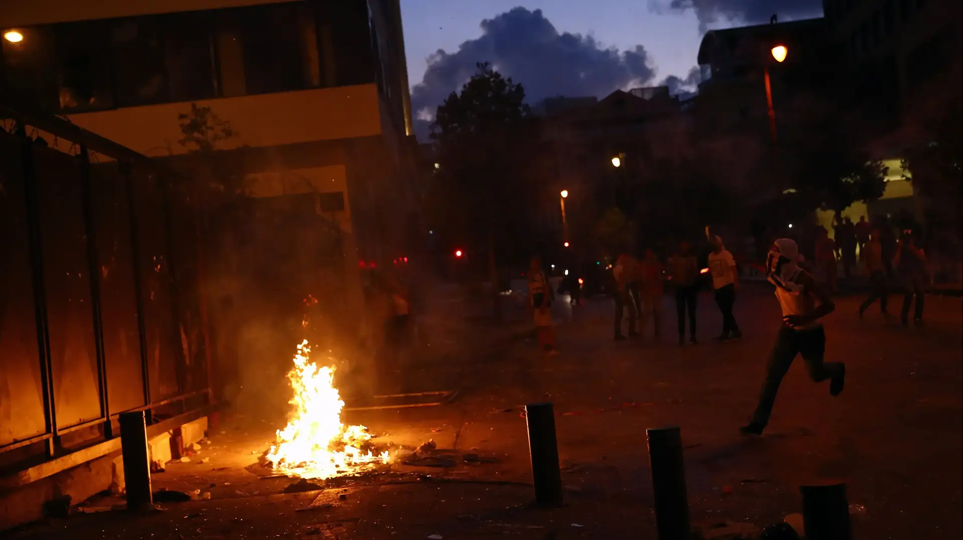 הפגנה בביירות כנגד הממשל כמה ימים לאחר הפיצוץ העז שפקד את המדינה והוביל לאסון כבד9 באוגוסט 2020 הפגנה בביירות כנגד הממשל כמה ימים לאחר הפיצוץ העז שפקד את המדינה והוביל לאסון כבד9 באוגוסט 2020