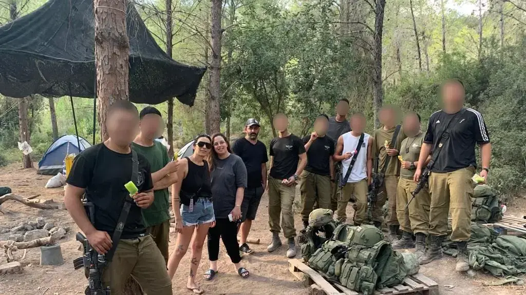 ליטל פרץ, אוריה שטרית וצחי אליהו תורמים ארוחת צהריים לחיילים בגבול הצפון ליטל פרץ, אוריה שטרית וצחי אליהו תורמים ארוחת צהריים לחיילים בגבול הצפון