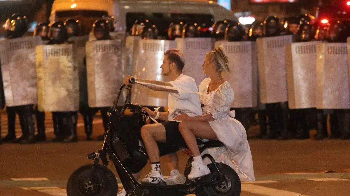 עימותים בין מפגיני אופוזיציה לשוטרים במינסק לאחר הבחירות בבלארוס, 10 אוגוסט 2020 עימותים בין מפגיני אופוזיציה לשוטרים במינסק לאחר הבחירות בבלארוס, 10 אוגוסט 2020