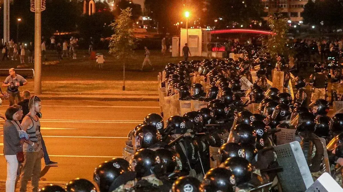 עימותים בין מפגיני אופוזיציה לשוטרים במינסק לאחר הבחירות בבלארוס, 10 אוגוסט 2020 עימותים בין מפגיני אופוזיציה לשוטרים במינסק לאחר הבחירות בבלארוס, 10 אוגוסט 2020