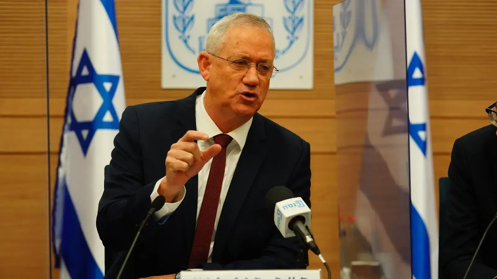 רה"מ החליפי ושר הביטחון, ח"כ בני גנץ במהלך הצהרה לתקשורת בפתח כינוס וועדת חוץ וביטוחון 10 באוגוסט 2020 רה"מ החליפי ושר הביטחון, ח"כ בני גנץ במהלך הצהרה לתקשורת בפתח כינוס וועדת חוץ וביטוחון 10 באוגוסט 2020