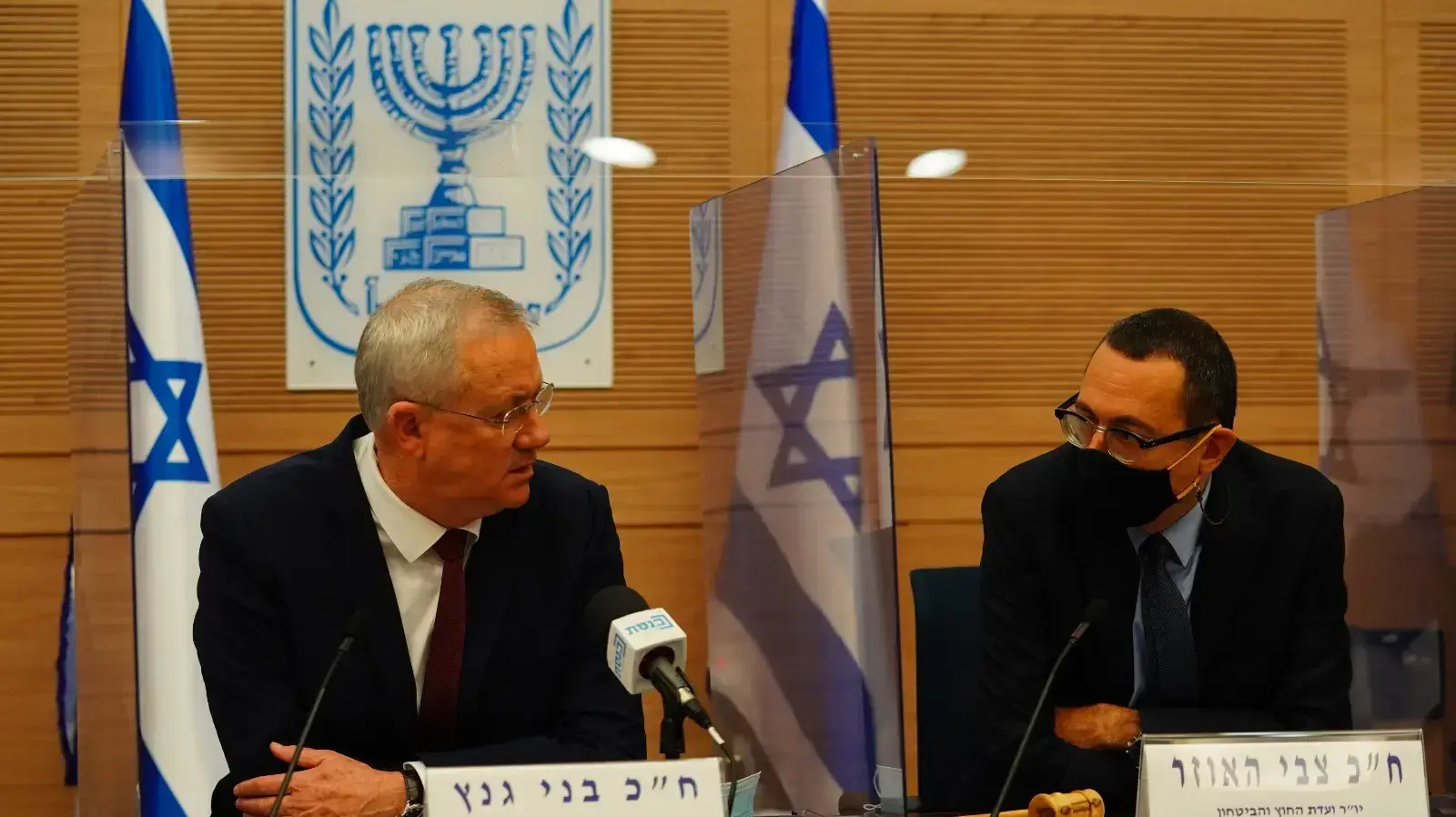רה"מ החליפי ושר הביטחון, ח"כ בני גנץ ויו"ר ועדת חוץ וביטחון, צבי האוזר במהלך הצהרה לתקשורת בפתח כינוס וועדת חוץ וביטוחון 10 באוגוסט 2020
