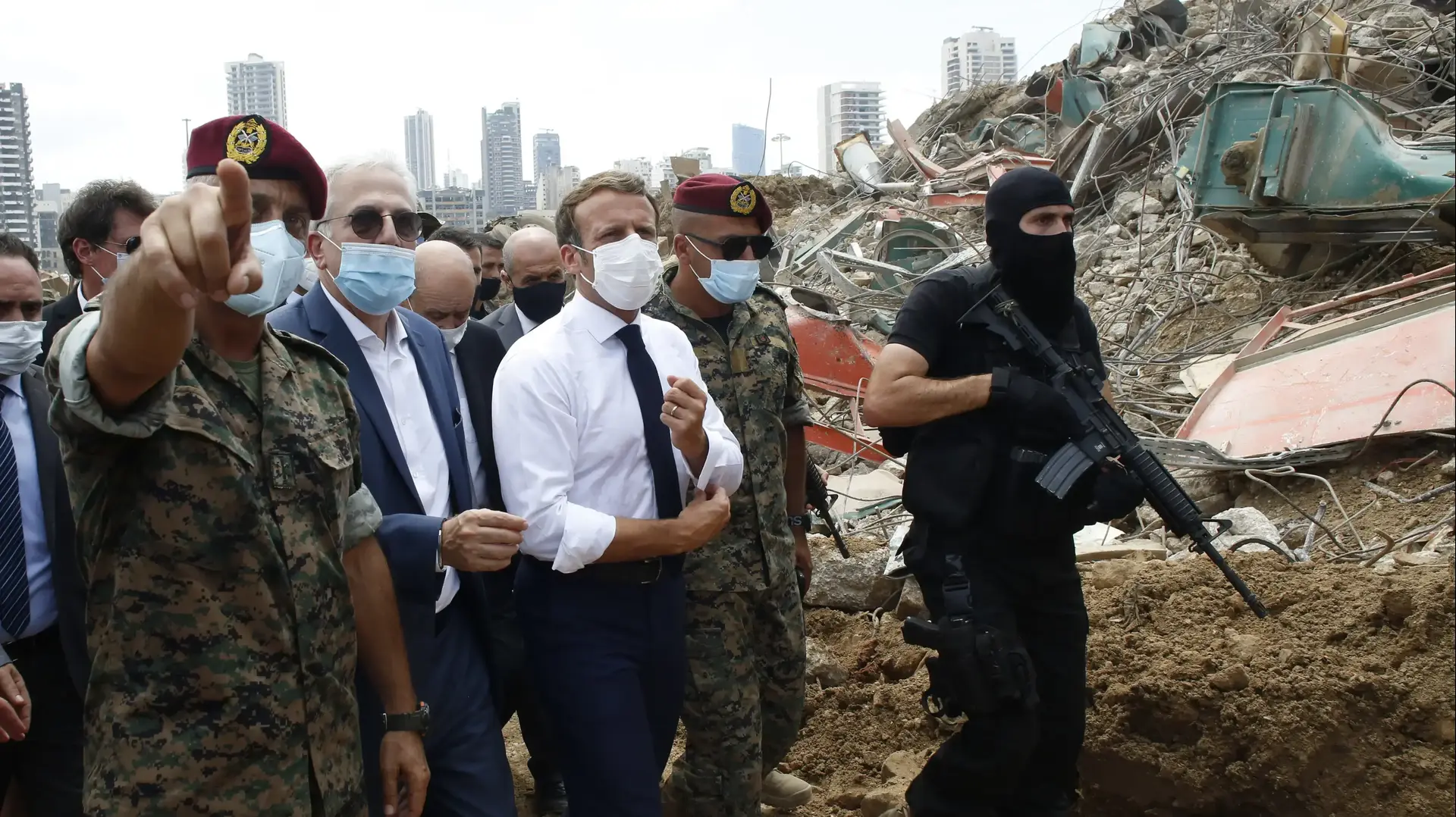 נשיא צרפת עמנואל מקרון בסיור בביירות, לבנון, אחרי הפיצוץ 6 באוגוסט 2020 נשיא צרפת עמנואל מקרון בסיור בביירות, לבנון, אחרי הפיצוץ 6 באוגוסט 2020