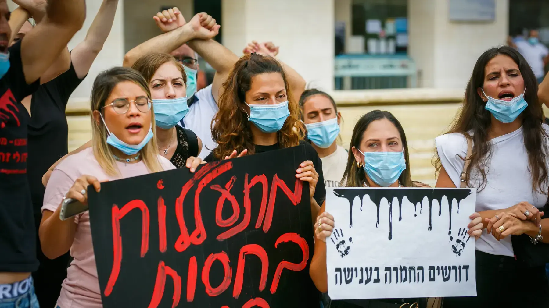 הורי הילדים מפגינים מחוץ להארכת מעצר הסייעות והגננות החשודות בהתעללות ברמלה 06.08.20 הורי הילדים מפגינים מחוץ להארכת מעצר הסייעות והגננות החשודות בהתעללות ברמלה 06.08.20
