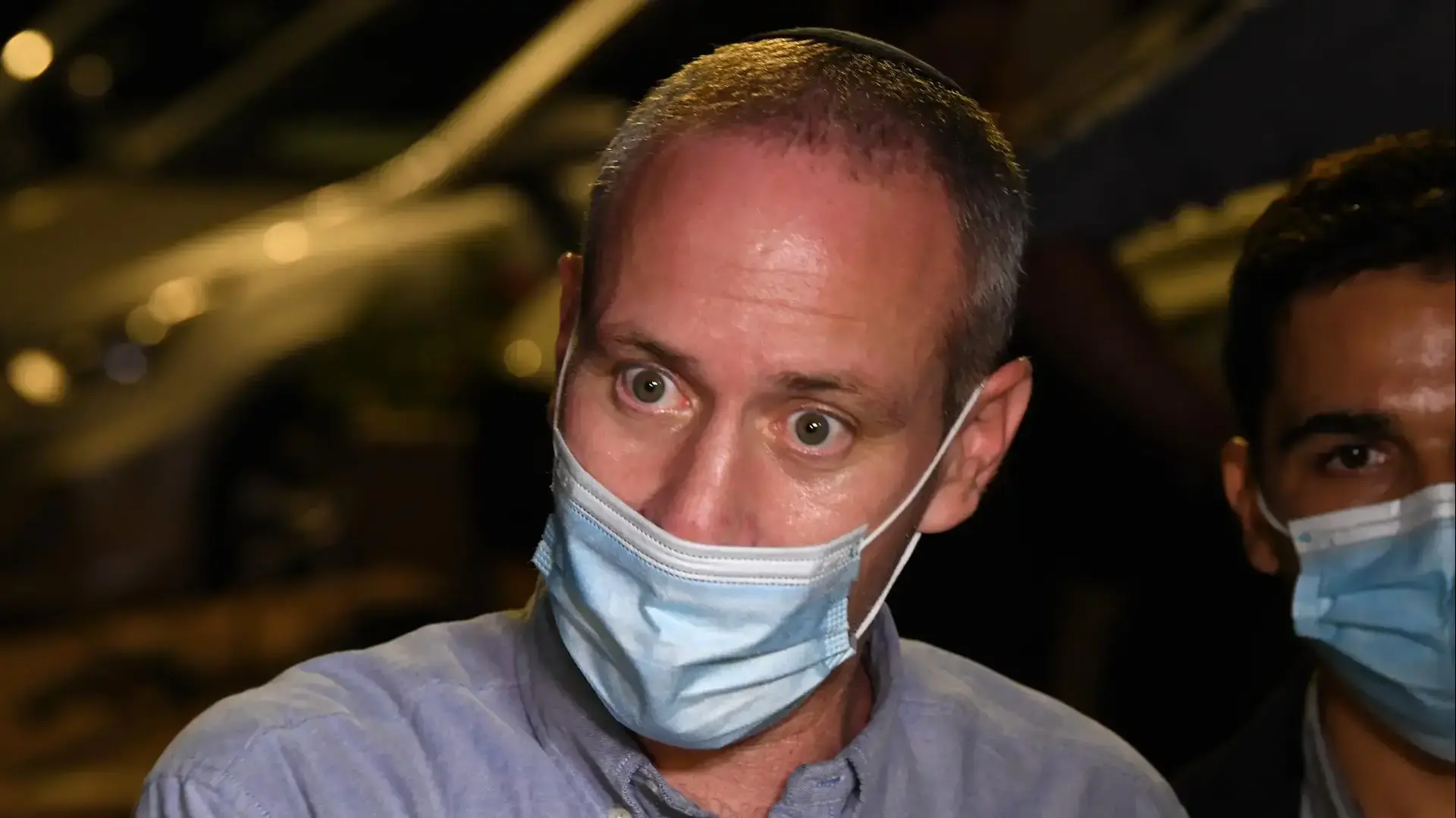 שר התרבות חילי טרופר במהלך שיחה עם מפגיני עולם התרבות מחוץ לביתו בראש העין 9 באוגוסט 2020 שר התרבות חילי טרופר במהלך שיחה עם מפגיני עולם התרבות מחוץ לביתו בראש העין 9 באוגוסט 2020