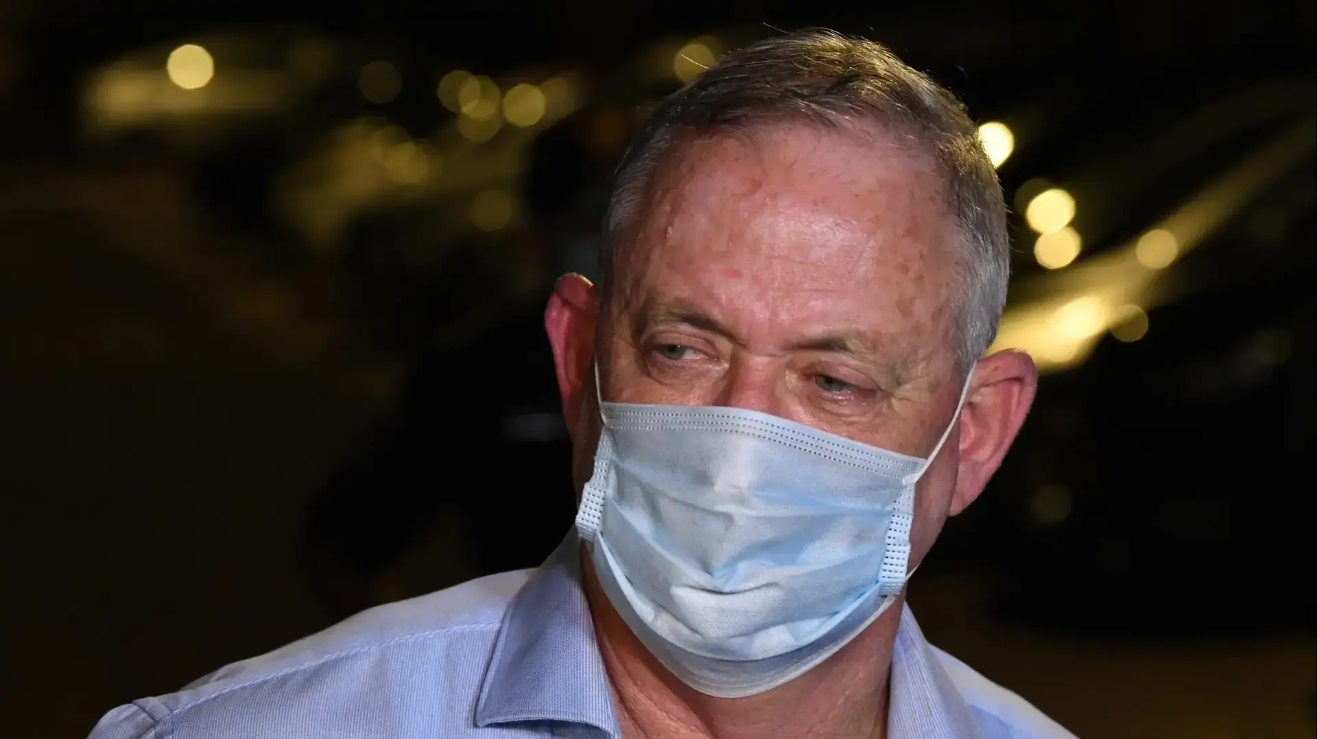 שר הביטחון בני גנץ, במהלך שיחה עם מפגיני עולם התרבות מחוץ לביתו בראש העין 9 באוגוסט 2020 שר הביטחון בני גנץ, במהלך שיחה עם מפגיני עולם התרבות מחוץ לביתו בראש העין 9 באוגוסט 2020