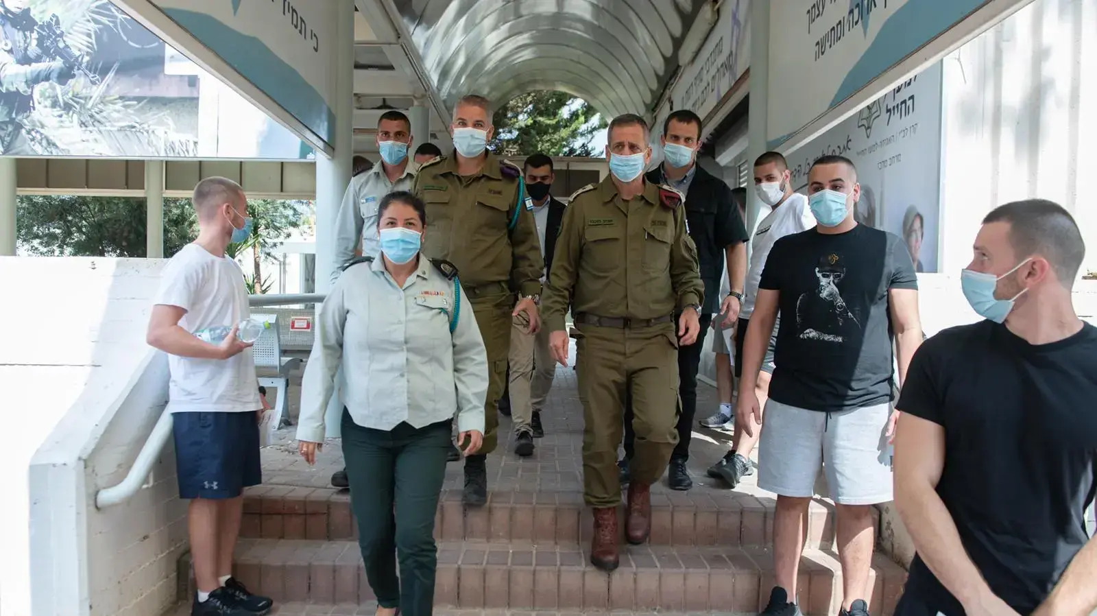 הרמטכ"ל רב-אלוף אביב כוכבי ביקר ביום הגיוס לחיל השריון בשרשרת החיול בבסיס "תל השומר". הרמטכ"ל סייר יחד עם ראש אגף כוח האדם, אלוף מוטי אלמוז, ראש חטיבת התכנון ומנהל כוח האדם, תת-אלוף אמיר ודמני, קצין שריון ראשי, תת-אלוף אוהד נג׳מה, מפקד יחידת ״מיטב״, אלוף-משנה נמרוד ארזואן ומפקדים נוספים, ברחבת המתגייסים ובשרשרת החיול. 10 באוגוסט 2020 הרמטכ"ל רב-אלוף אביב כוכבי ביקר ביום הגיוס לחיל השריון בשרשרת החיול בבסיס "תל השומר". הרמטכ"ל סייר יחד עם ראש אגף כוח האדם, אלוף מוטי אלמוז, ראש חטיבת התכנון ומנהל כוח האדם, תת-אלוף אמיר ודמני, קצין שריון ראשי, תת-אלוף אוהד נג׳מה, מפקד יחידת ״מיטב״, אלוף-משנה נמרוד ארזואן ומפקדים נוספים, ברחבת המתגייסים ובשרשרת החיול. 10 באוגוסט 2020